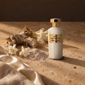 Amouroud White Sands flacon, racines d'iris, fleurs blanches et sable clair