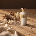 Amouroud White Sands flacon, racines d'iris, fleurs blanches et sable clair