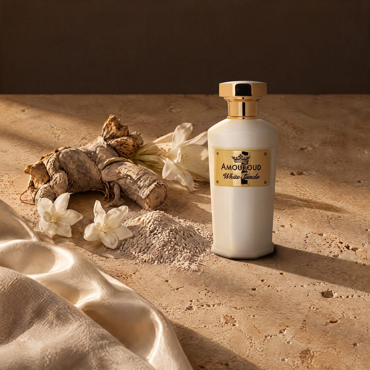Amouroud White Sands flacon, racines d'iris, fleurs blanches et sable clair