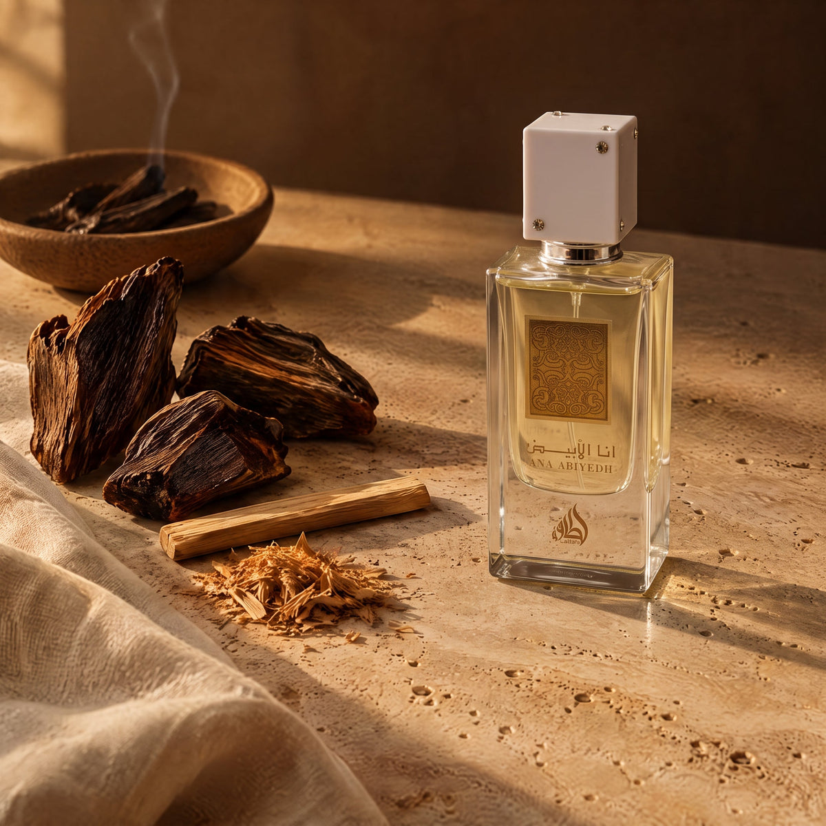 Lattafa Ana Abiyedh, mise en scène oud et bois précieux