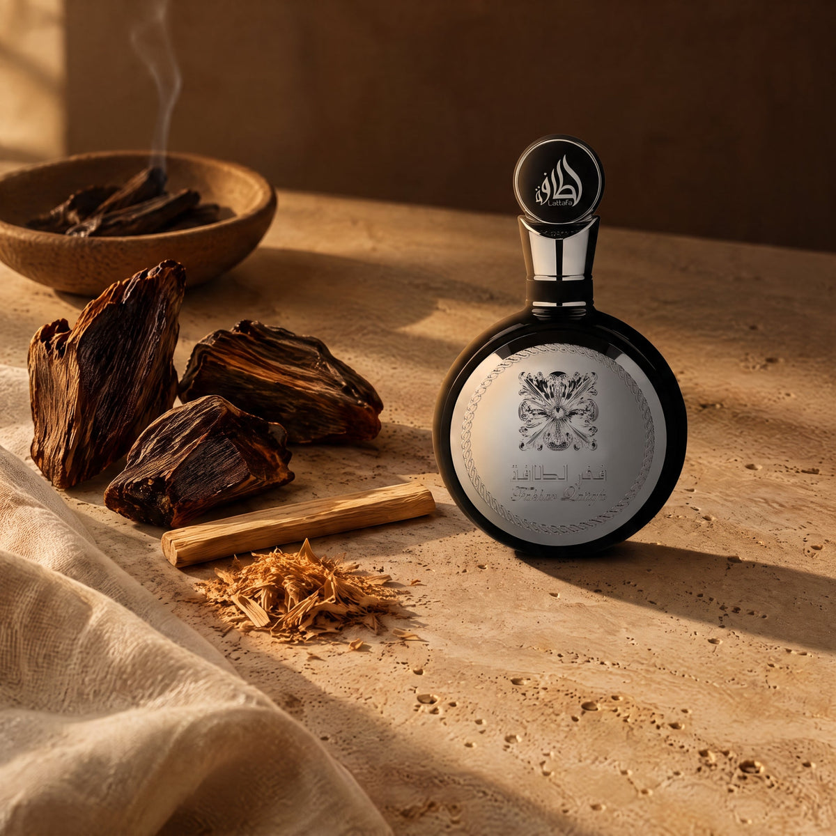 Lattafa Fakhar Men, mise en scène oud et bois précieux