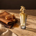 Lattafa Maahir, mise en scène cuir et miel