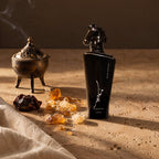 Lattafa Maahir Black, mise en scène encens et résines