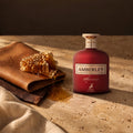 Maison Alhambra Amberley Amoroso, mise en scène cuir et miel