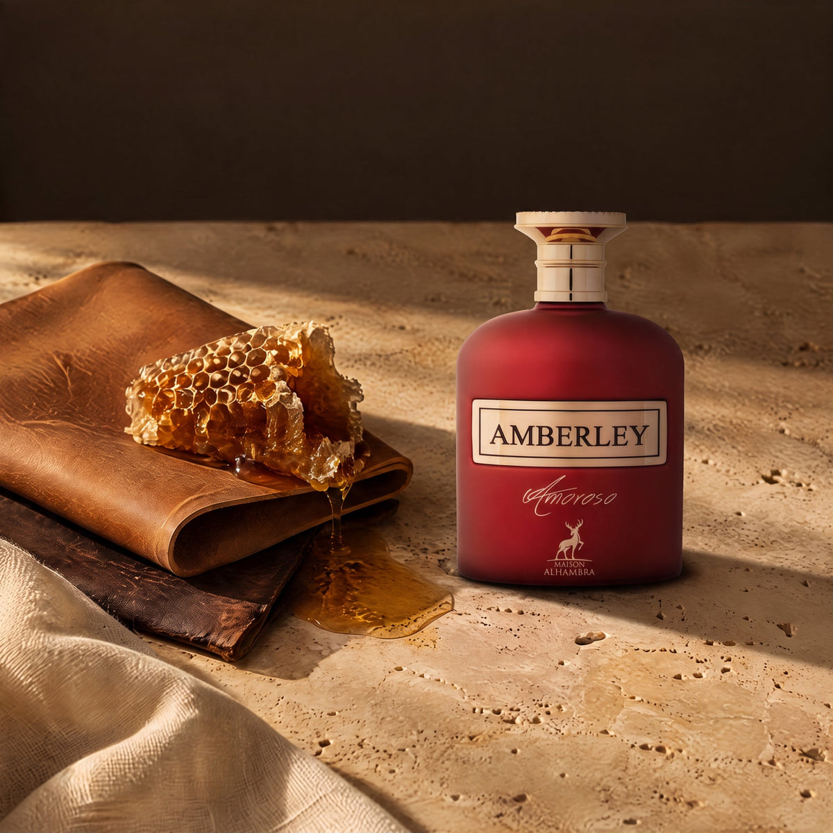 Maison Alhambra Amberley Amoroso, mise en scène cuir et miel
