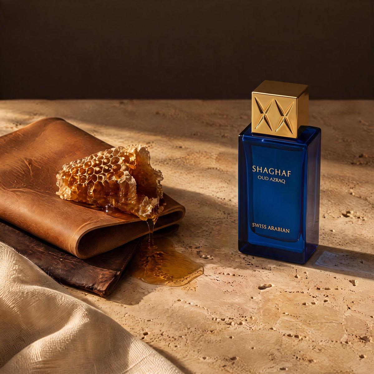 Swiss Arabian Shaghaf Oud Azraq, mise en scène cuir et miel